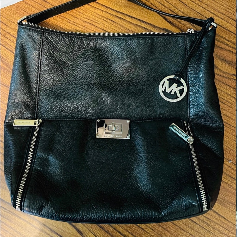 Michael Kors Leather TurnLock ShoulderBag like new